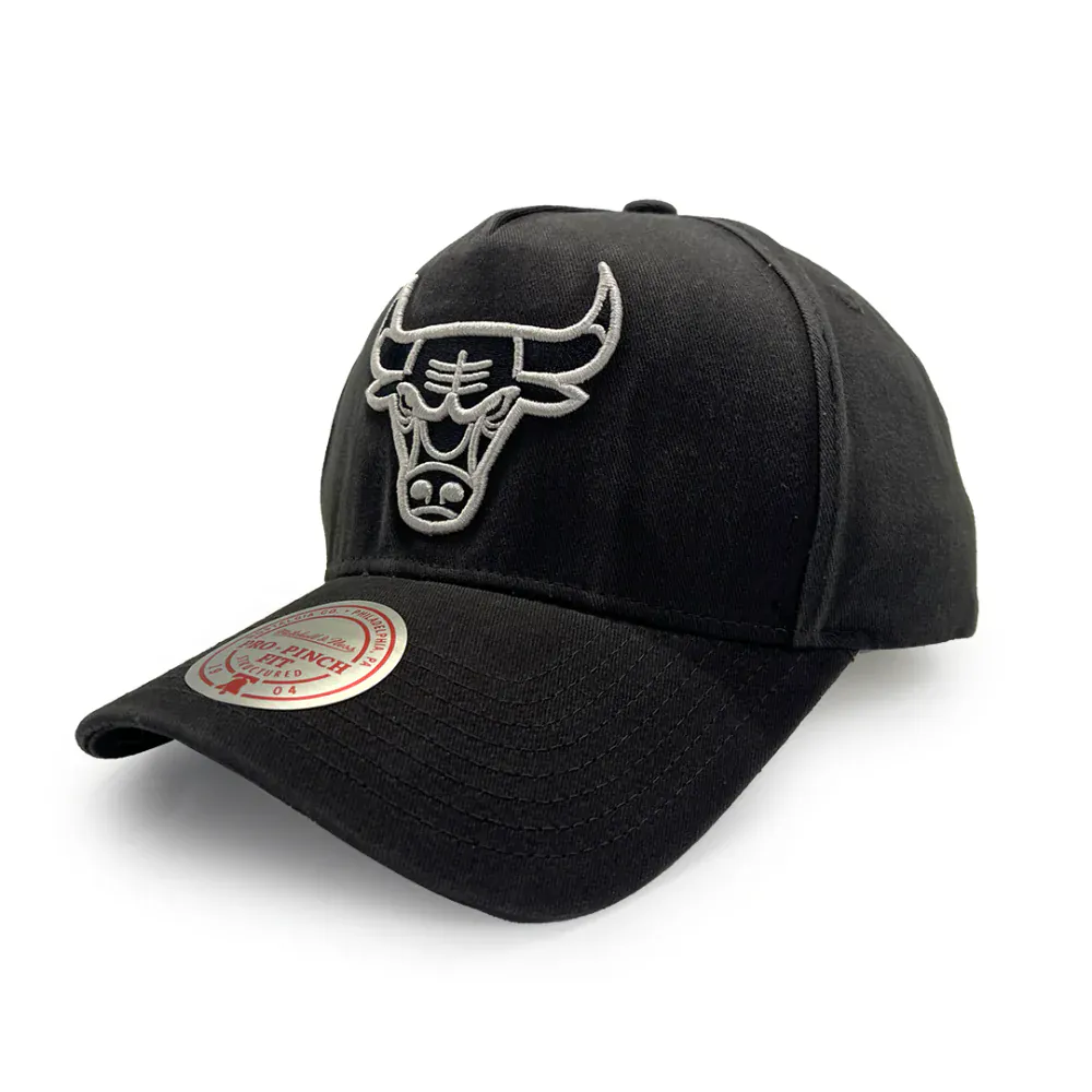Mitchell & Ness Team Initial Pro Pinch Chicago Bulls Snapback - Washed Black