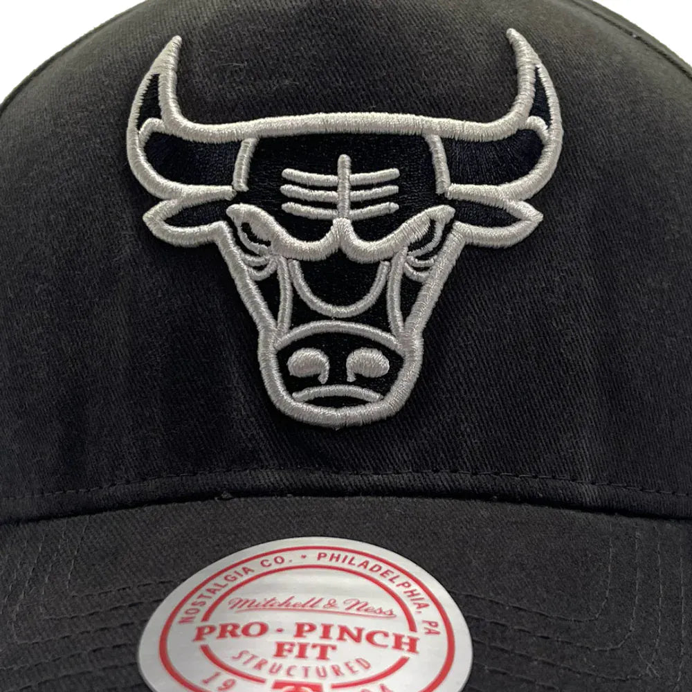 Mitchell & Ness Team Initial Pro Pinch Chicago Bulls Snapback - Washed Black